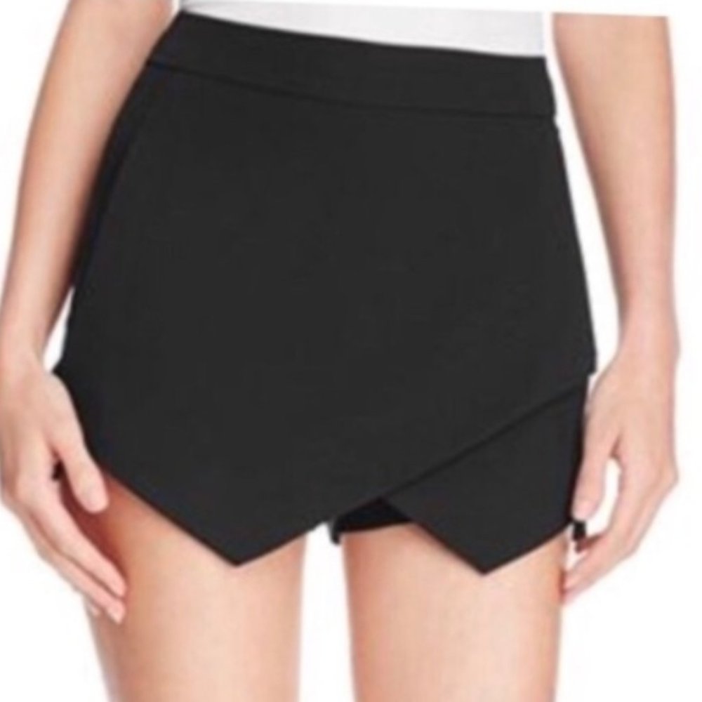 Asymmetrical black skort with zipper